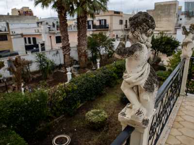 Questi sono a loro volta sormontati da due tipici elementi neoclassici: dei puttini con le fattezze di festosi angeli suonanti